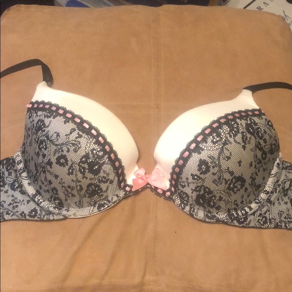 32 D Victoria’s Secret Push-up Bra - Picture 1 of 2